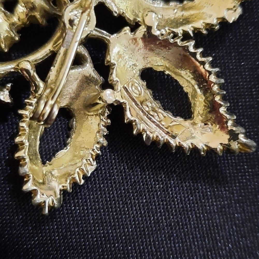 BSK Vintage Seed Pearl Gold Tone Flower Plant Brooch Pin - Picture 4 of 5